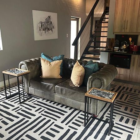 Wildheart Safari - Zesty Zebra Apartment โฮดสปรูท ภายนอก รูปภาพ