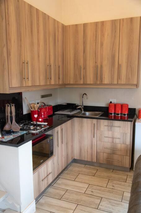 Wildheart Safari - Zesty Zebra Apartment โฮดสปรูท ภายนอก รูปภาพ